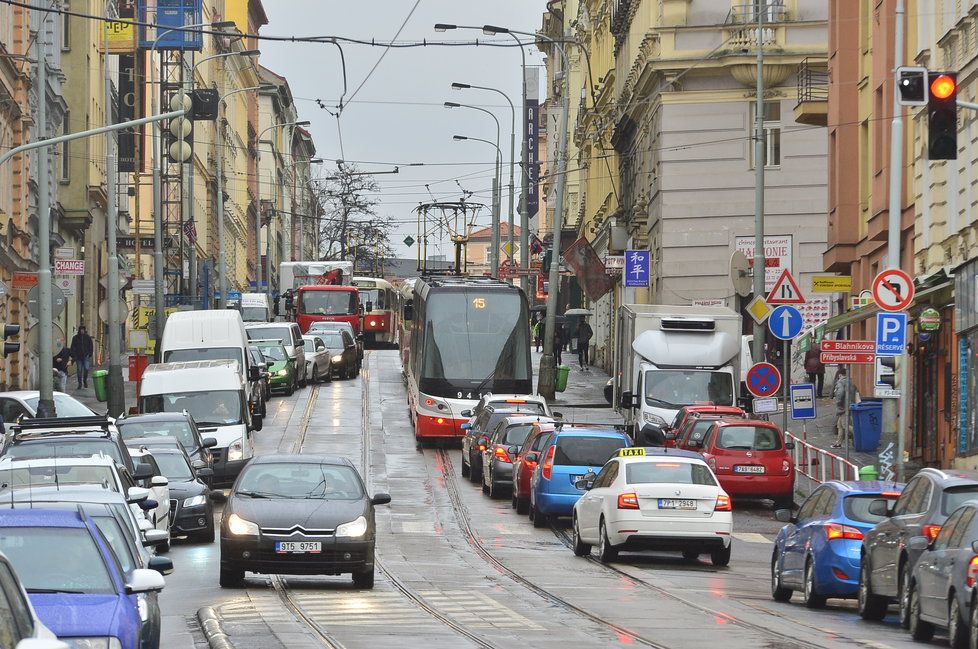 Kvůli uzavírce Husitské ulice zkolabovala doprava na Žižkově.