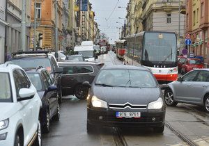 Kvůli uzavírce Husitské ulice zkolabovala doprava na Žižkově.