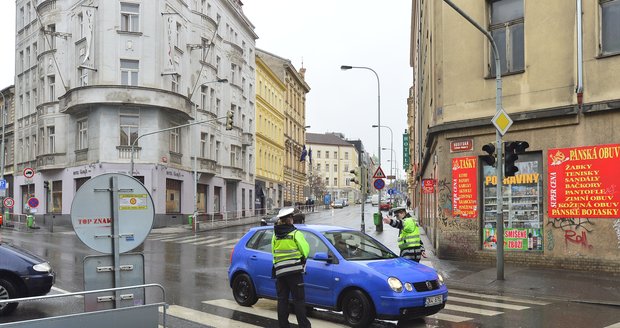Kvůli uzavírce Husitské ulice zkolabovala doprava na Žižkově.
