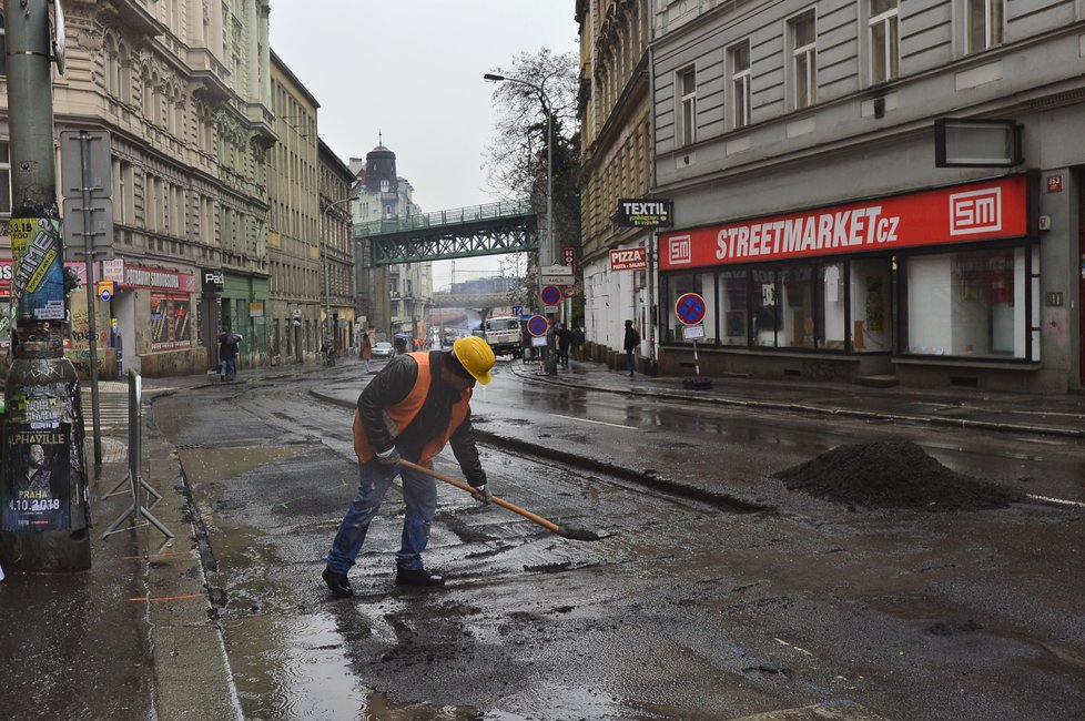 Kvůli uzavírce Husitské ulice zkolabovala doprava na Žižkově.