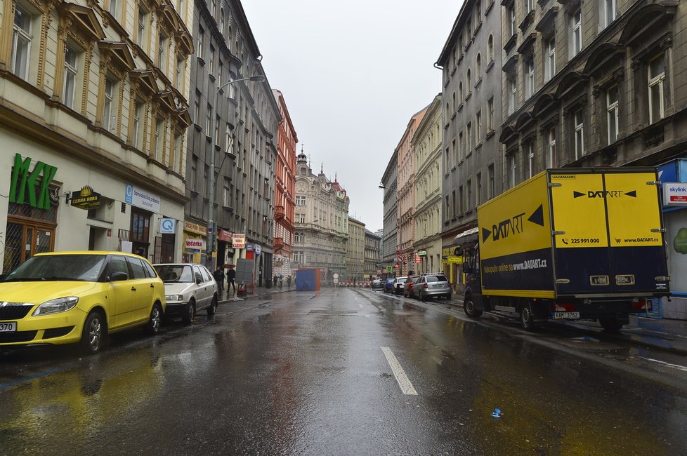 Kvůli uzavírce Husitské ulice zkolabovala doprava na Žižkově.