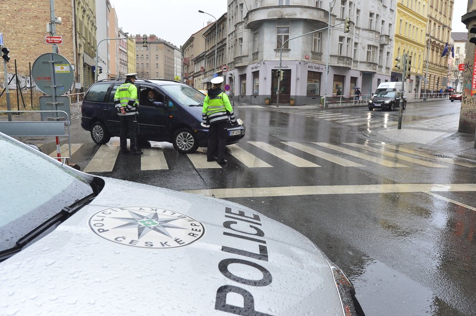 Kvůli uzavírce Husitské ulice zkolabovala doprava na Žižkově.