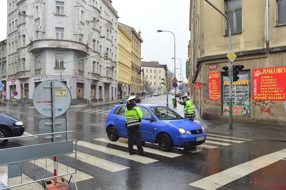 Kvůli uzavírce Husitské ulice zkolabovala doprava na Žižkově.