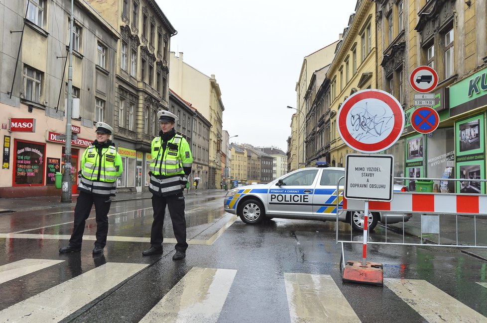 Kvůli uzavírce Husitské ulice zkolabovala doprava na Žižkově.