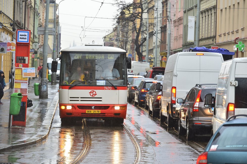 Kvůli uzavírce Husitské ulice zkolabovala doprava na Žižkově.