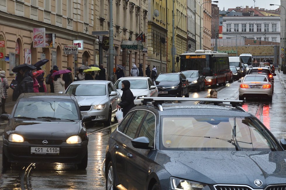 Kvůli uzavírce Husitské ulice zkolabovala doprava na Žižkově.