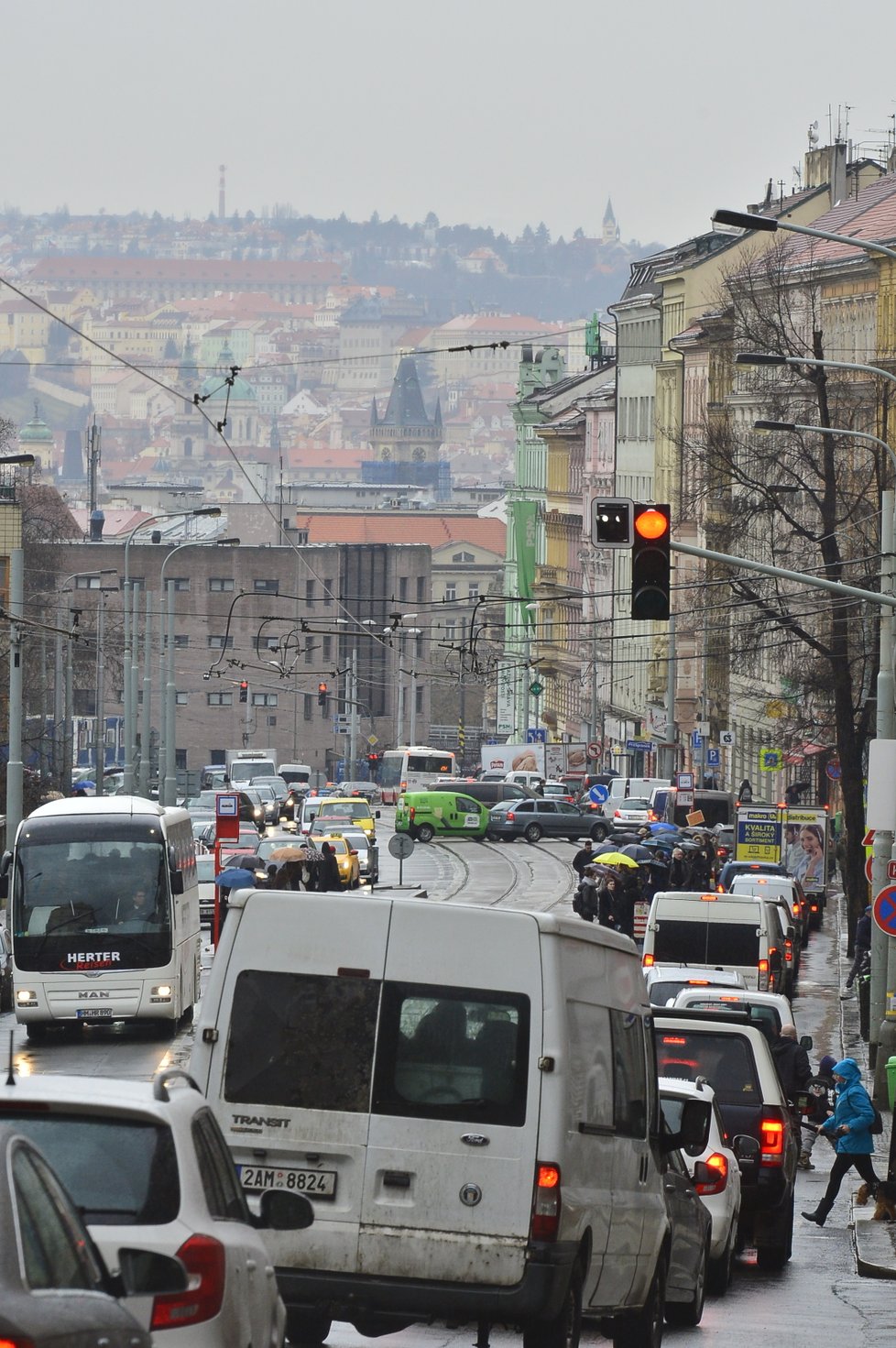 Kvůli uzavírce Husitské ulice zkolabovala doprava na Žižkově.