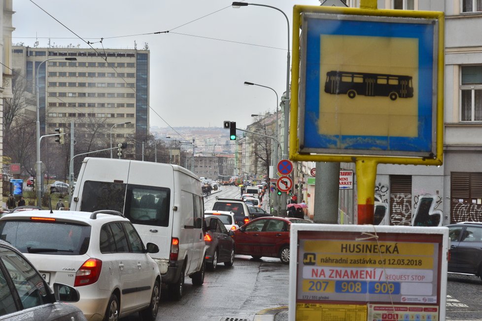 Kvůli uzavírce Husitské ulice zkolabovala doprava na Žižkově.