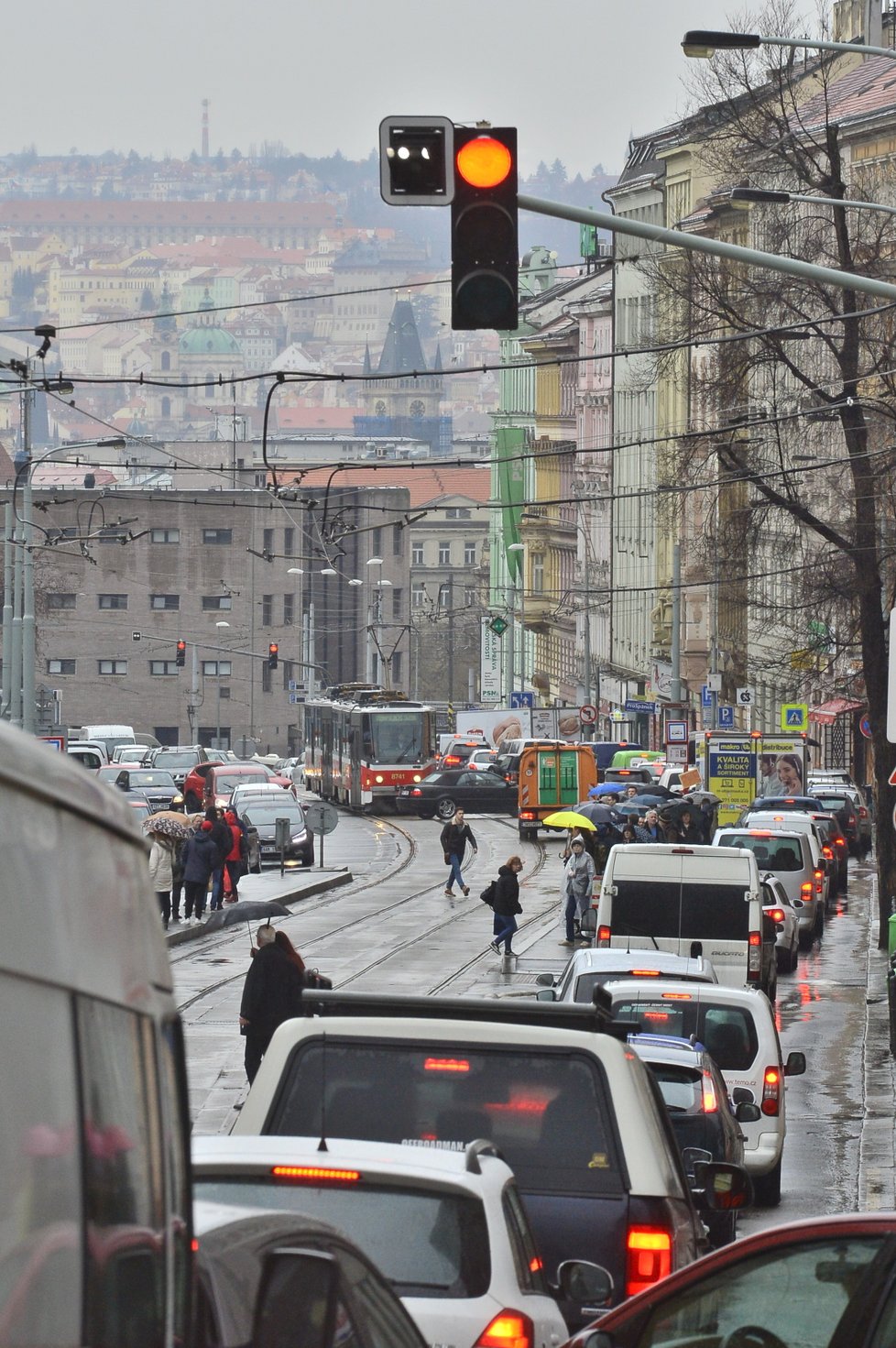 Kvůli uzavírce Husitské ulice zkolabovala doprava na Žižkově.