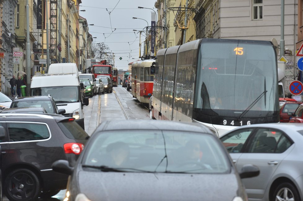 Kvůli uzavírce Husitské ulice zkolabovala doprava na Žižkově.