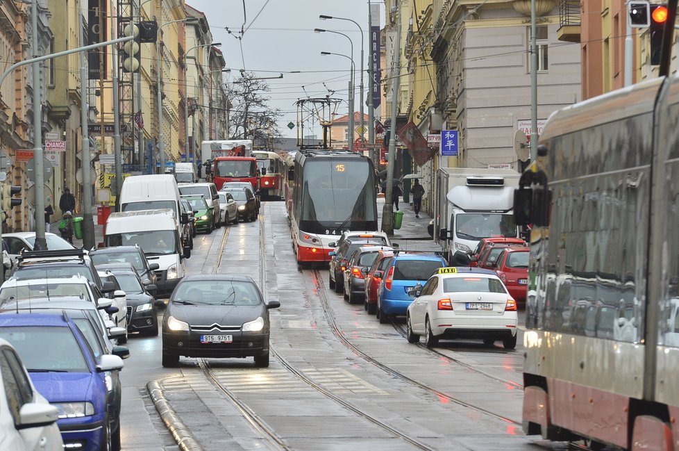 Kvůli uzavírce Husitské ulice zkolabovala doprava na Žižkově.