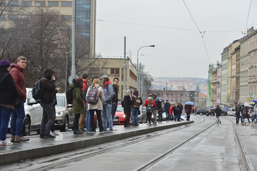 Kvůli uzavírce Husitské ulice zkolabovala doprava na Žižkově.