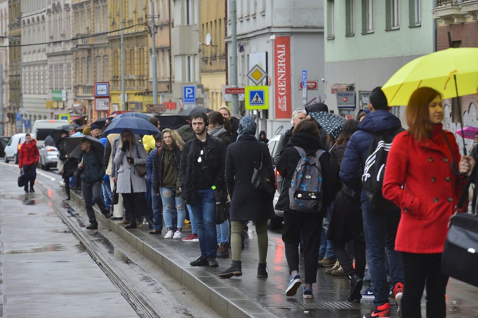 Kvůli uzavírce Husitské ulice zkolabovala doprava na Žižkově.