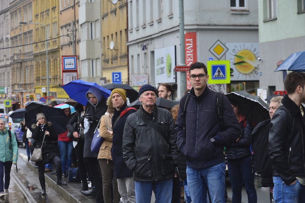 Kvůli uzavírce Husitské ulice zkolabovala doprava na Žižkově.