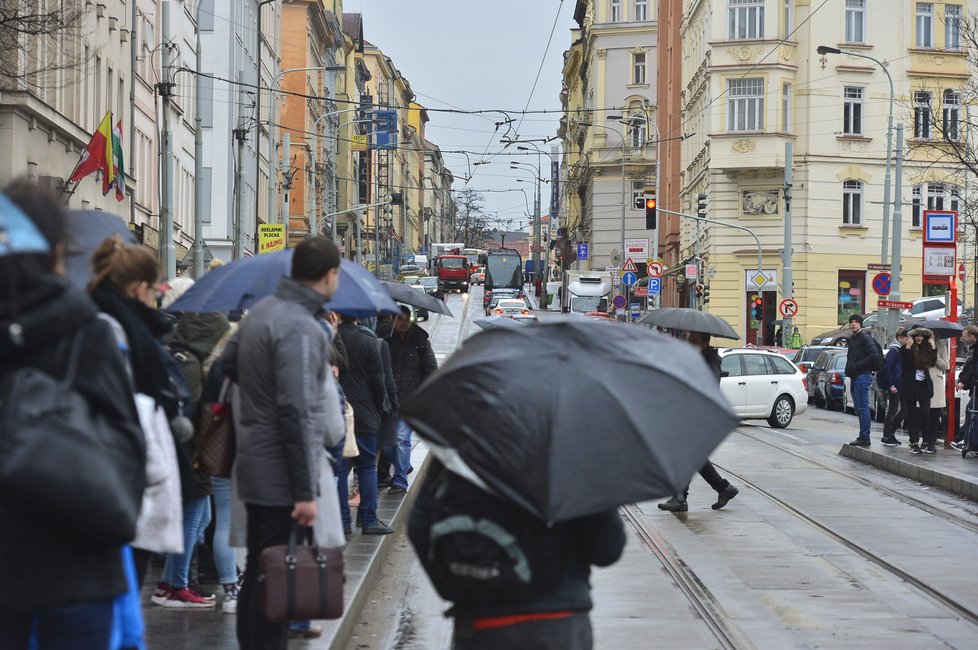 Kvůli uzavírce Husitské ulice zkolabovala doprava na Žižkově.