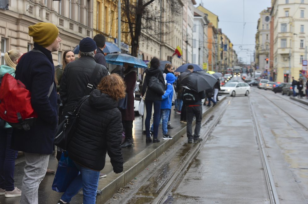 Kvůli uzavírce Husitské ulice zkolabovala doprava na Žižkově.