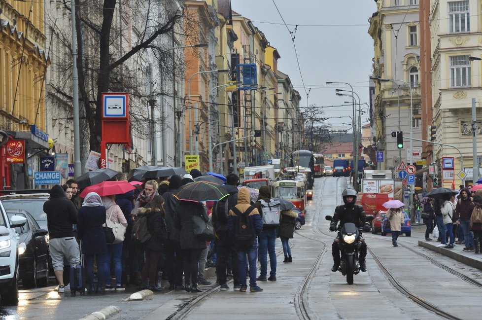 Kvůli uzavírce Husitské ulice zkolabovala doprava na Žižkově.