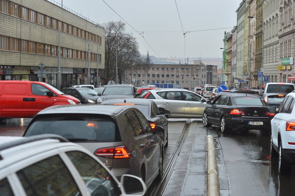 Kvůli uzavírce Husitské ulice zkolabovala doprava na Žižkově.