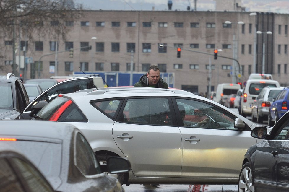 Kvůli uzavírce Husitské ulice zkolabovala doprava na Žižkově.