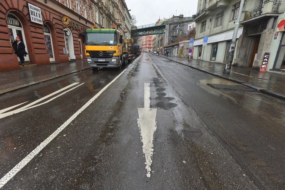 Kvůli uzavírce Husitské ulice zkolabovala doprava na Žižkově.