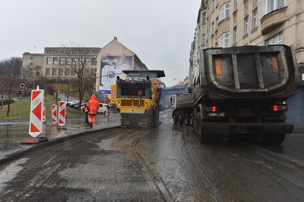 Kvůli uzavírce Husitské ulice zkolabovala doprava na Žižkově.