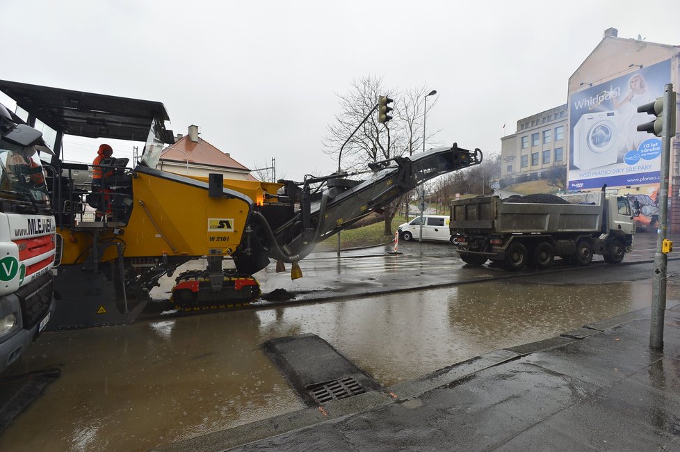 Kvůli uzavírce Husitské ulice zkolabovala doprava na Žižkově.