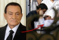 Tyran je venku z basy: Egyptského exprezidenta propustili, ale do vojenské nemocnice!
