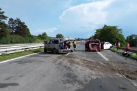 Vážná nehoda na dálnici u Hustopečí: Zranili se dospělí i děti!