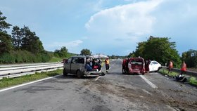 Nehoda dvou osobních auta a dodávky zablokovala v neděli odpoledne dálnici D2 u Hustopečí ve směru na Břeclav.