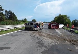 Nehoda dvou osobních auta a dodávky zablokovala v neděli odpoledne dálnici D2 u Hustopečí ve směru na Břeclav.