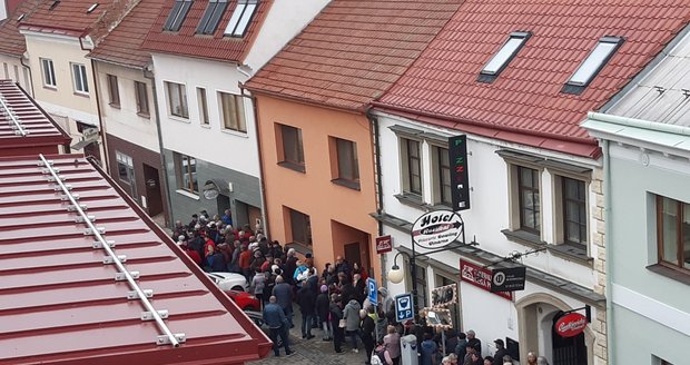 Čekání na zubaře v Hustopečích: Lidé stáli hodiny ve frontě, někteří tu i nocovali!