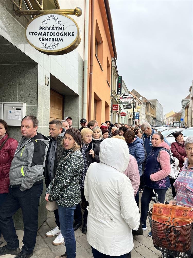 Obyvatelé Hustopečí se dočkali nové stomatologické ordinace, na otevření čekaly davy lidí.