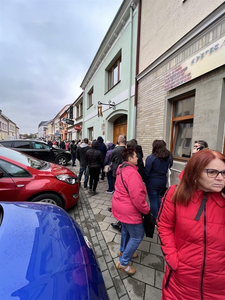 Dlouhá fronta v Mrštíkově uliciv Hustopečích. Všichni toužili zaregistrovat se u nového stomatologa.