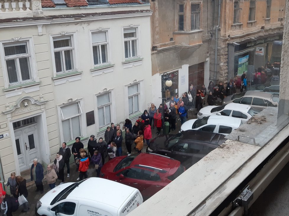 Mrštíkova ulice v Hustopečích 1. listopadu v 8 ráno. K ordinaci zubního lékaře, který se rozhodl přijmout nové pacienty, směřovala dlouhá fronta.