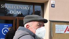 Ve společenském domě v Hustopečích na Břeclavsku otevřeli očkovací centrum (8. 3. 2021).