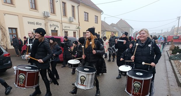 Parade karnaval melewati Hustopeče di wilayah Břeclav. Parade karnaval melewati Hustopeče di wilayah Břeclav.