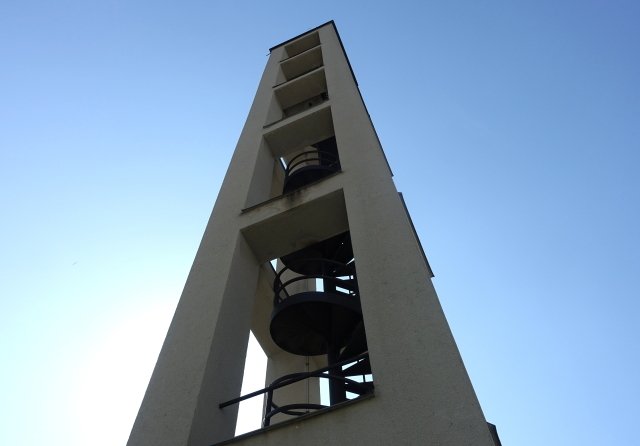Stavba je nápadný především atypickou věží s kalichem, který sám os obě měří 3 metry.