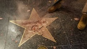Trumpovu hvězdu na chodníku slávy poškodil vandal.