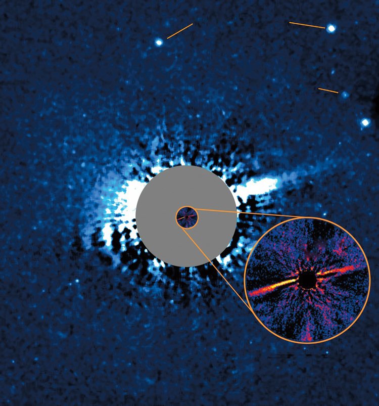 Okolí hvězd HD 106906 na snímku z Hubbleova dalekohledu a přístroje GPI na Zemi. Vidět je disk i samotná planeta „b“