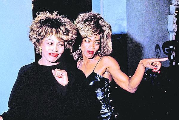 TINA TURNER (1993) Tina Turner – Angela Bassett (60)
