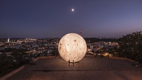Tohle nikde neuvidíte! Brno představilo největší model Měsíce v Evropě, je neuvěřitelně detailní