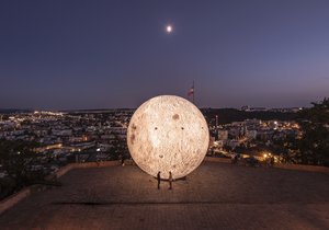 Model Měsíce zkušebně umístili pracovníci brněnské hvězdárny a planetária na Špilberku.