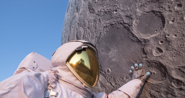 Astronaut u modelu Měsíce v Brně na Špilberku