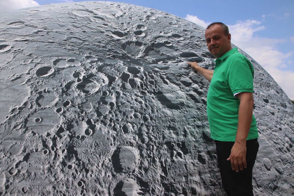 Ředitel Hvězdárny a planetária Brno Jiří Dušek stojí u části modelu Měsíce. Nafukovací model má v průměru deset metrů.