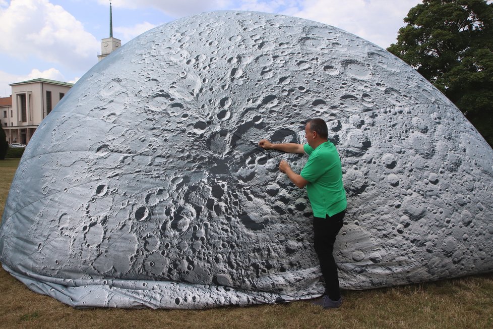 Ředitel Hvězdárny a planetária Brno Jiří Dušek stojí u nafouknuté části modelu Měsíce. Model má v průměru deset metrů.