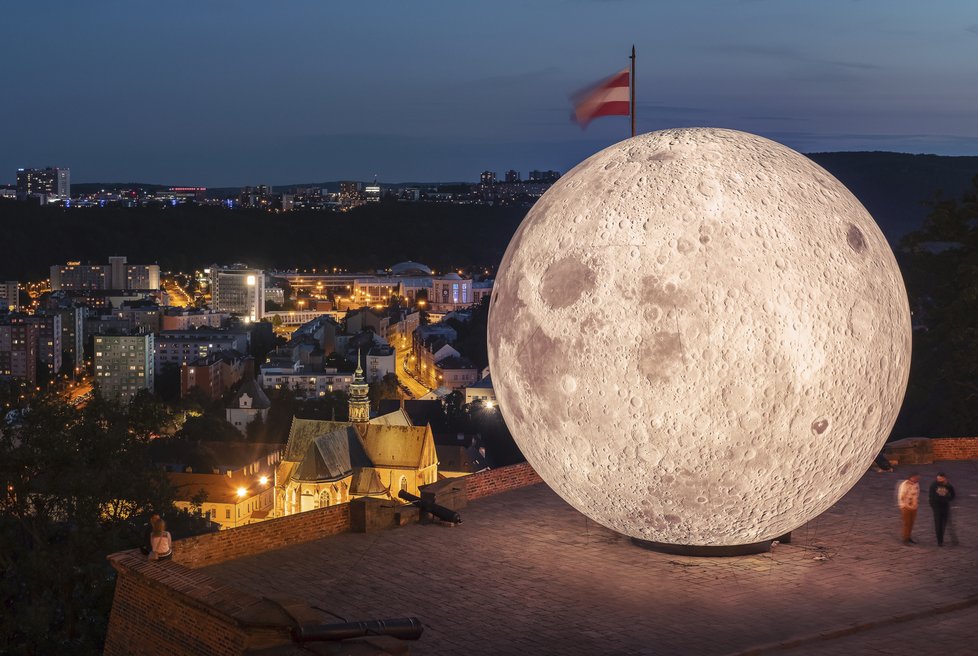 Model Měsíce zkušebně umístili pracovníci brněnské hvězdárny a planetaria na Špilberku.