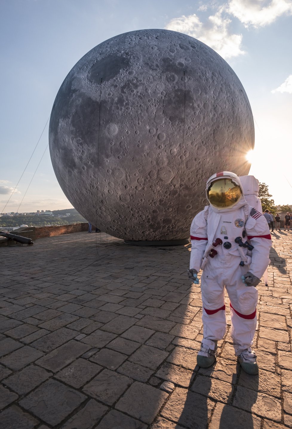 Astronaut u modelu Měsíce v Brně na Špilberku.