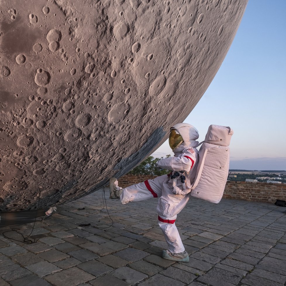 Astronaut u modelu Měsíce v Brně na Špilberku.