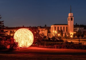 Zařící model Slunce, který bude v létě svítit v Brně na Kraví Hoře. V průměru má 10 metrů.