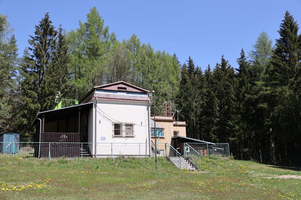 Hvězdárna byla postavena v tehdejší akci Z a v roce 1977 přežila i mohutný požár.